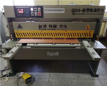 電動擺式剪板機